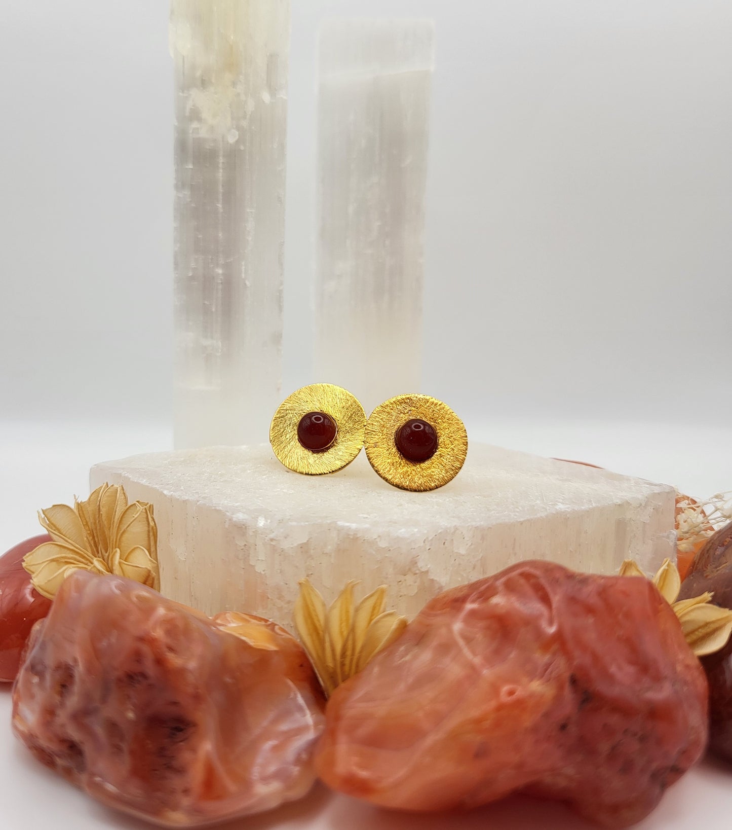 Gold-plated carnelian studs, round and elegant