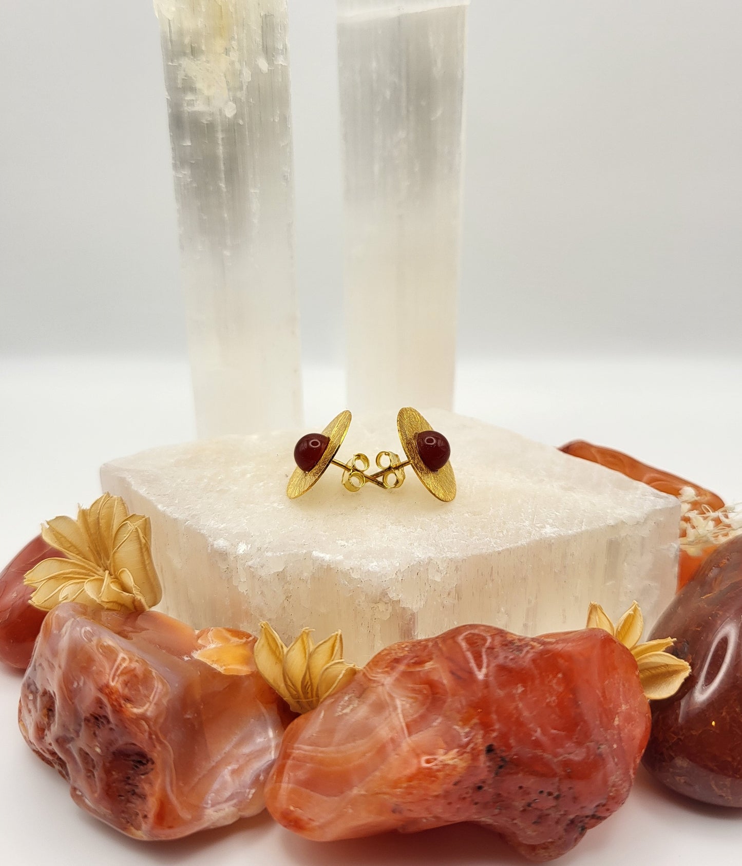 Gold-plated carnelian studs, round and elegant