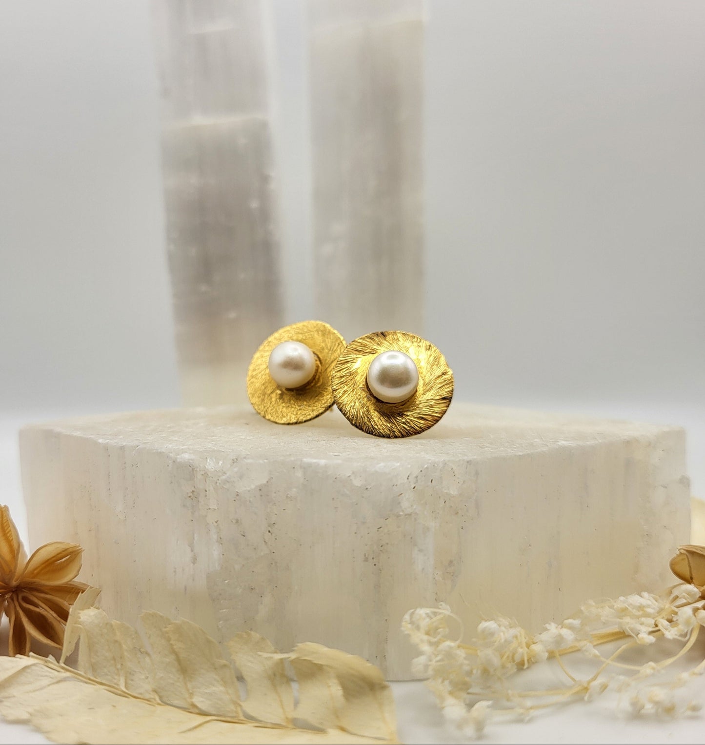 Gold-plated pearl studs, round and elegant