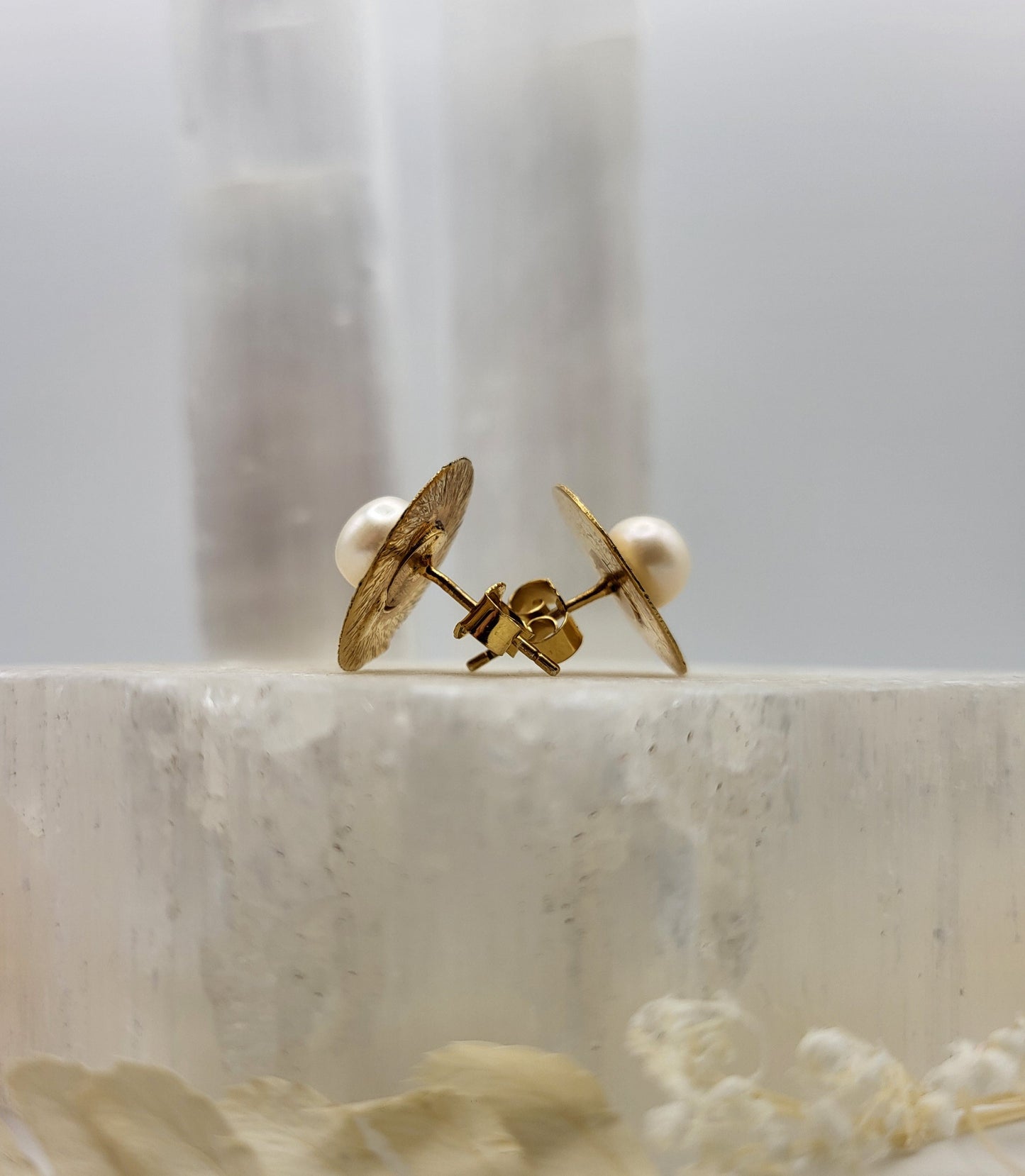 Gold-plated pearl studs, round and elegant