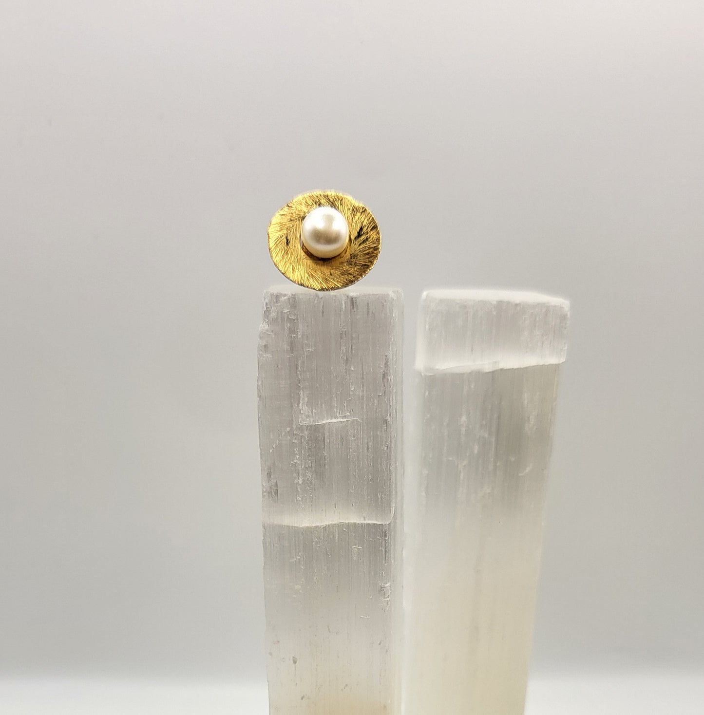 Gold-plated pearl studs, round and elegant