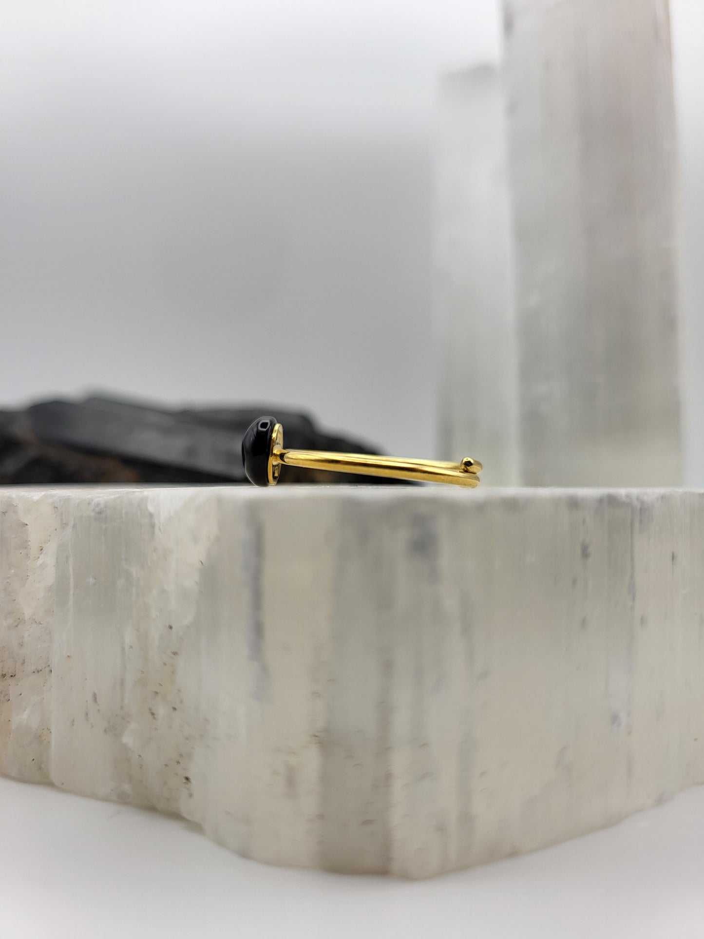 Noir Élégance - Gold plated ring with tourmaline energy