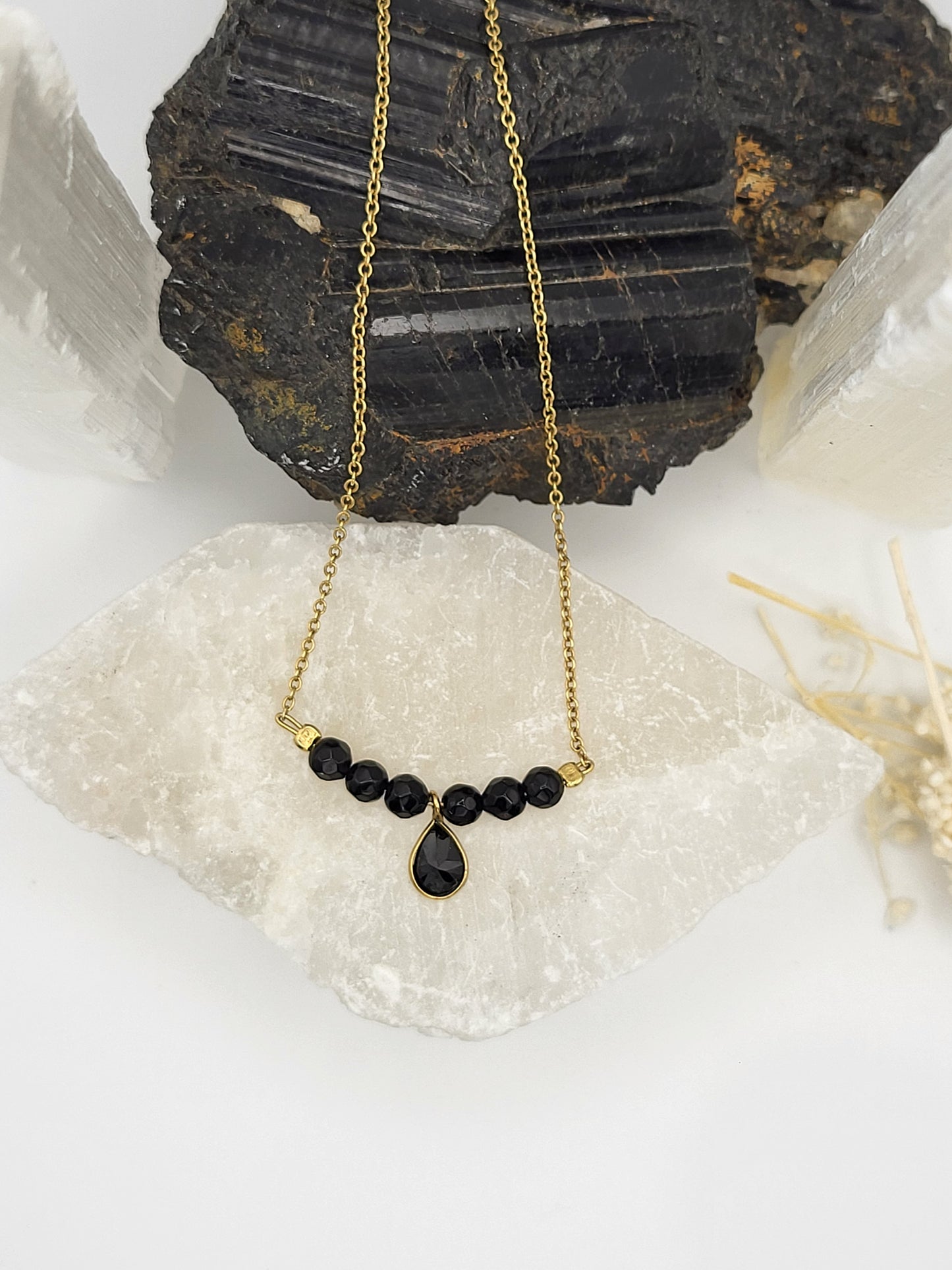 Good Vibes Only Kette mit schwarzem Turmalin eleganter Schutzstein-Schmuck, fotografiert auf natürlichen Kristallen.