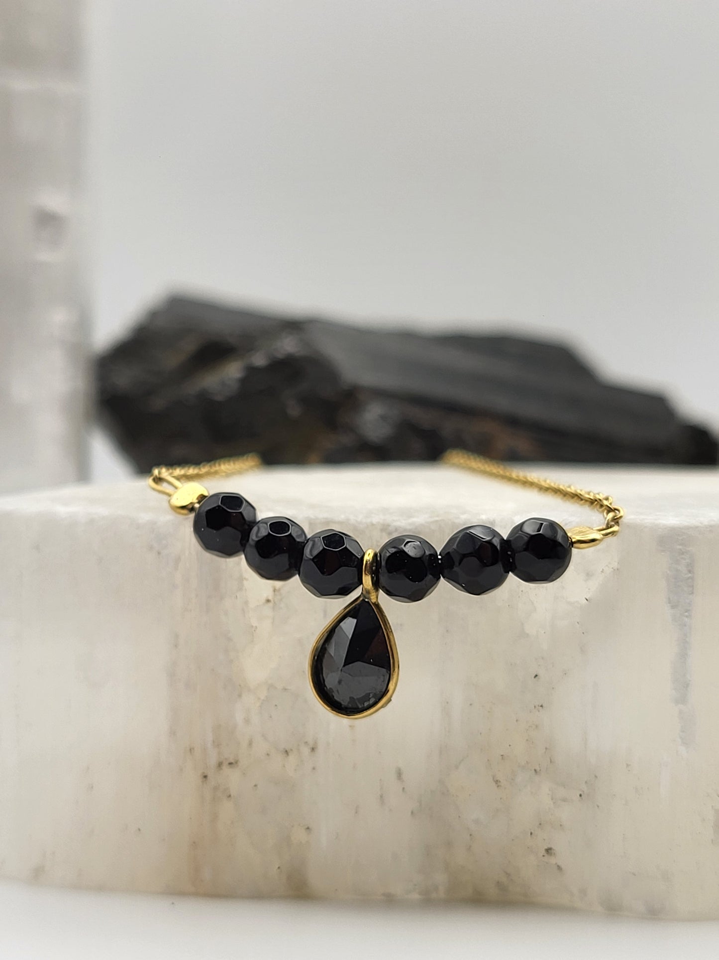 Detailaufnahme der vergoldeten 925er Silberkette mit schwarzem Turmalin Anhänger, handgefertigt von LiW’s Gems.