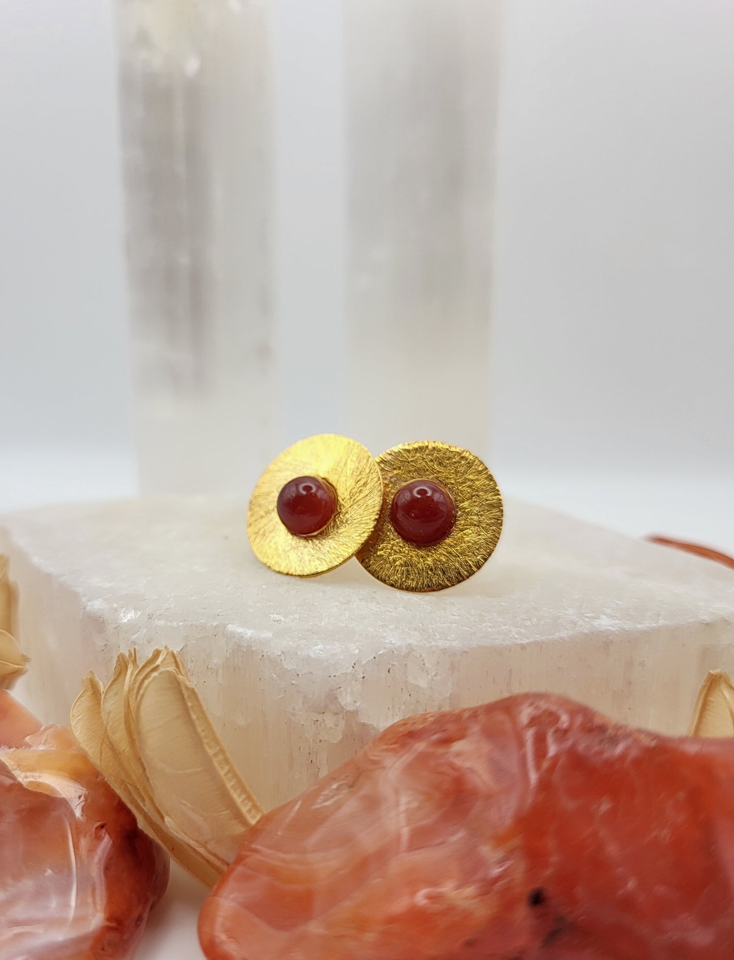 Gold-plated carnelian studs, round and elegant