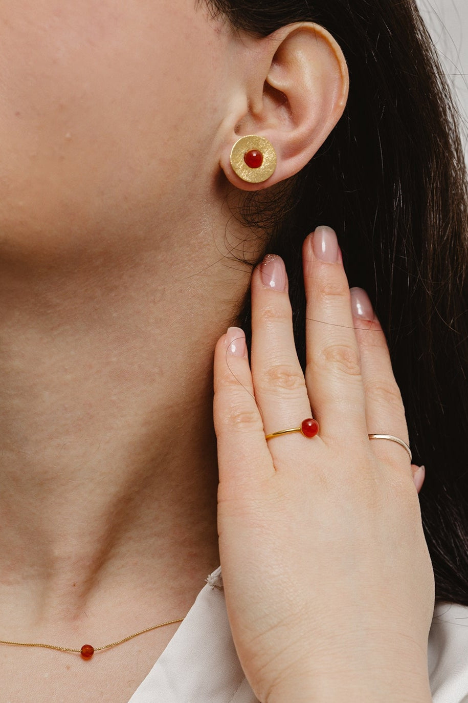 Gold-plated carnelian studs, round and elegant