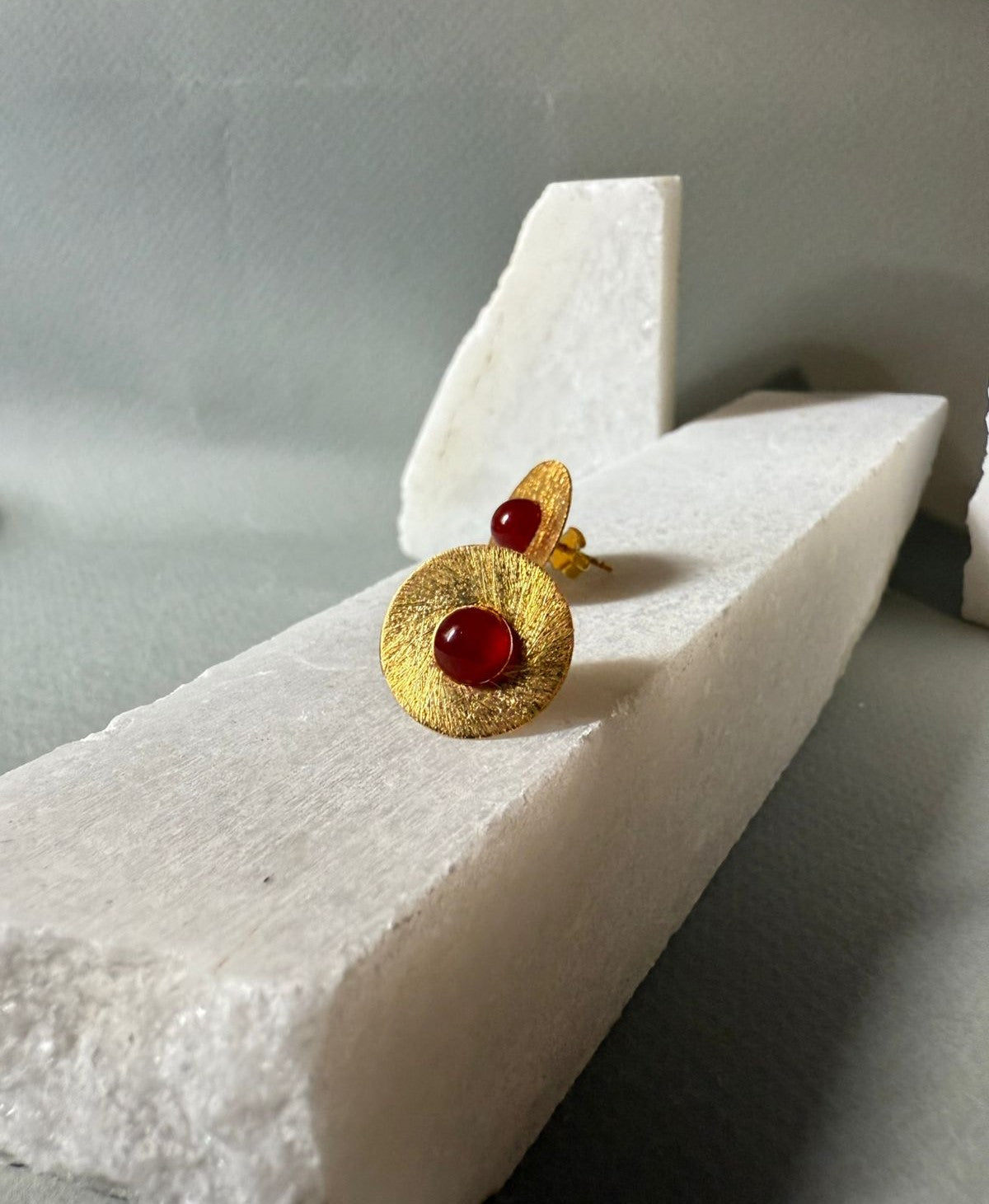 Gold-plated carnelian studs, round and elegant