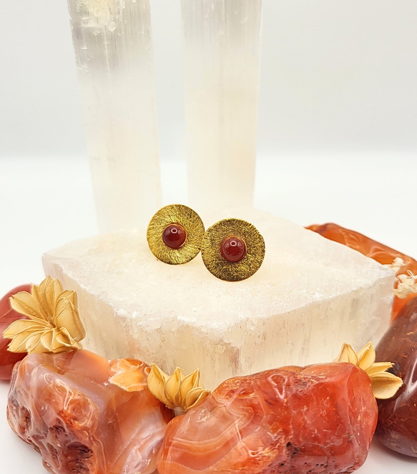 Gold-plated carnelian studs, round and elegant