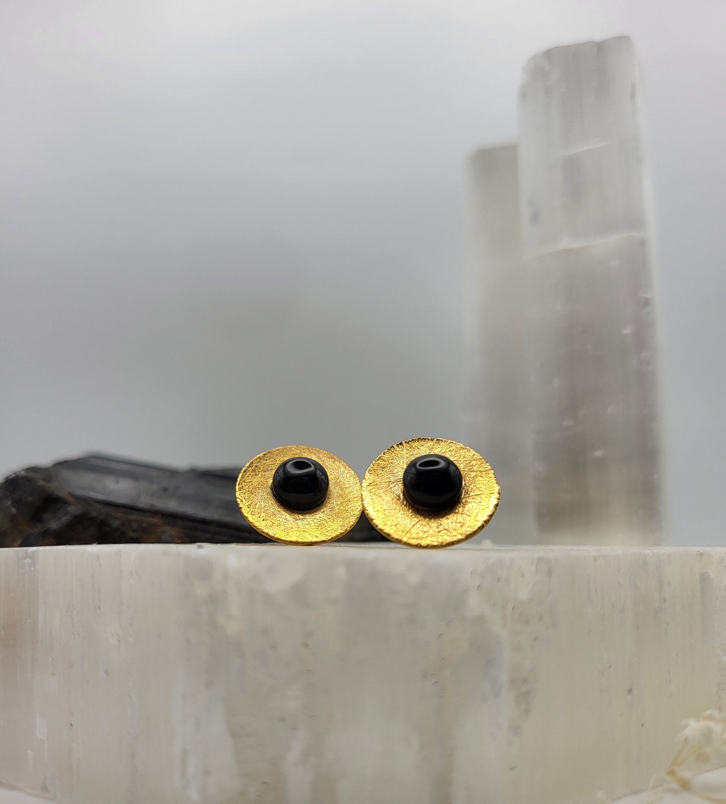 Gold-plated tourmaline studs, round and elegant
