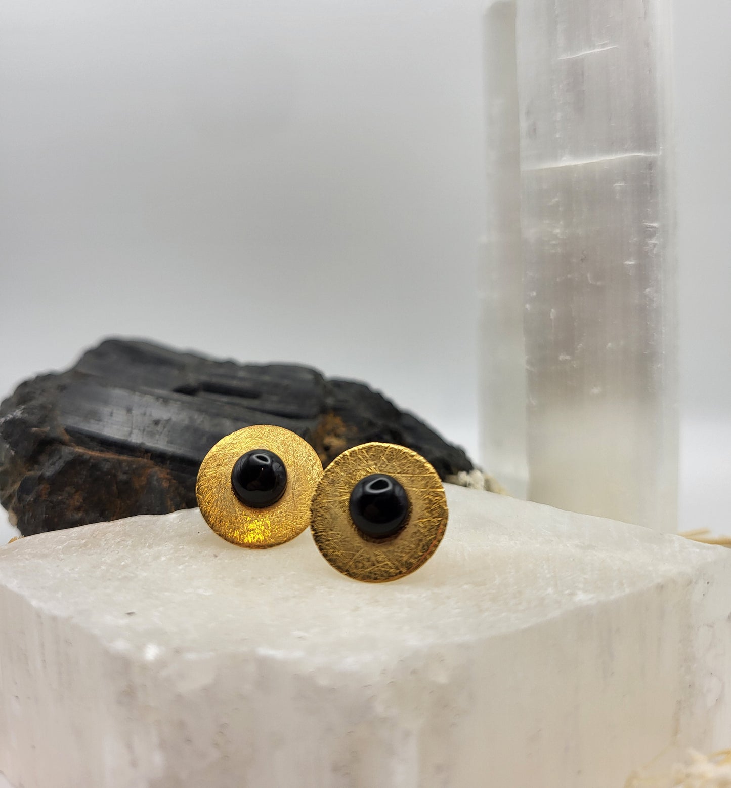 Gold-plated tourmaline studs, round and elegant