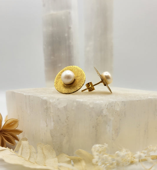 Gold-plated pearl studs, round and elegant