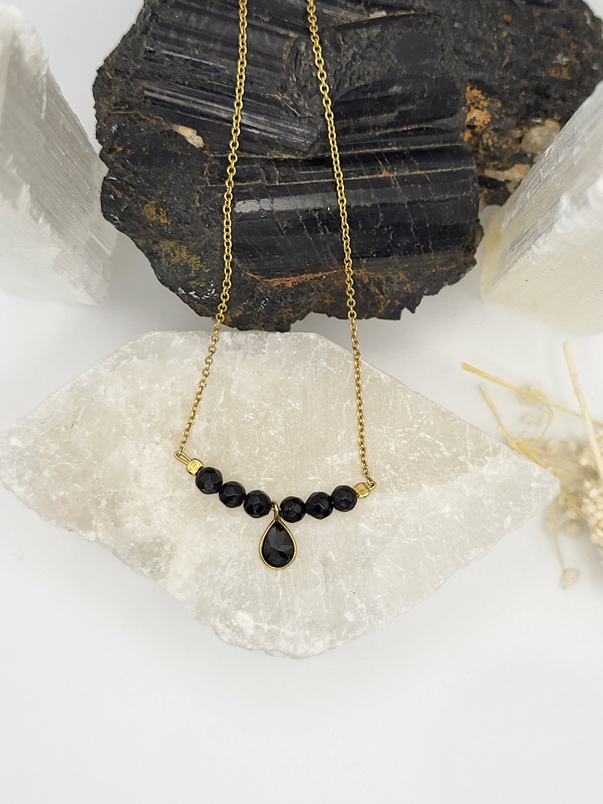 Good Vibes Only Kette mit schwarzem Turmalin eleganter Schutzstein-Schmuck, fotografiert auf natürlichen Kristallen.