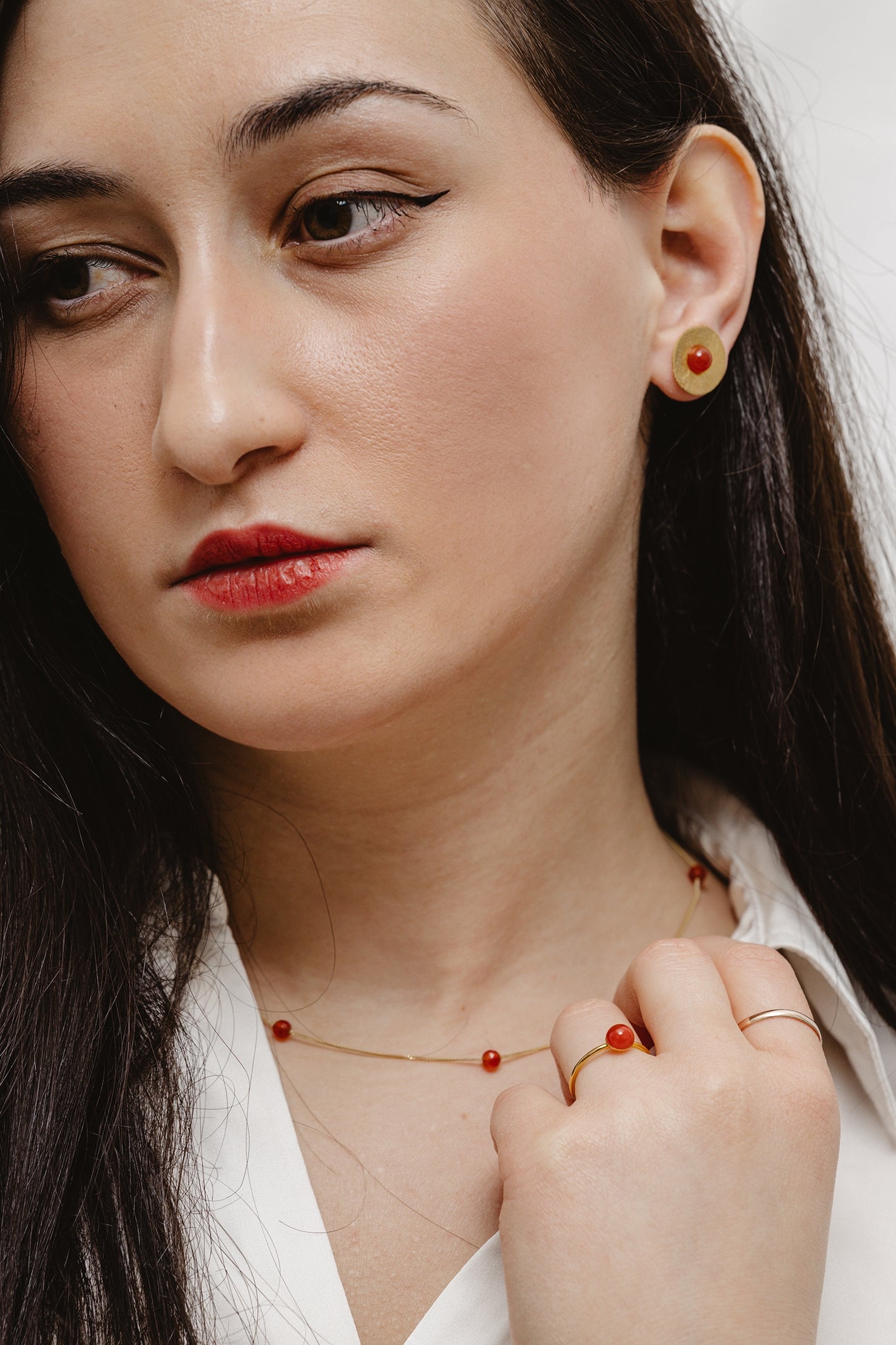 Gold-plated carnelian studs, round and elegant