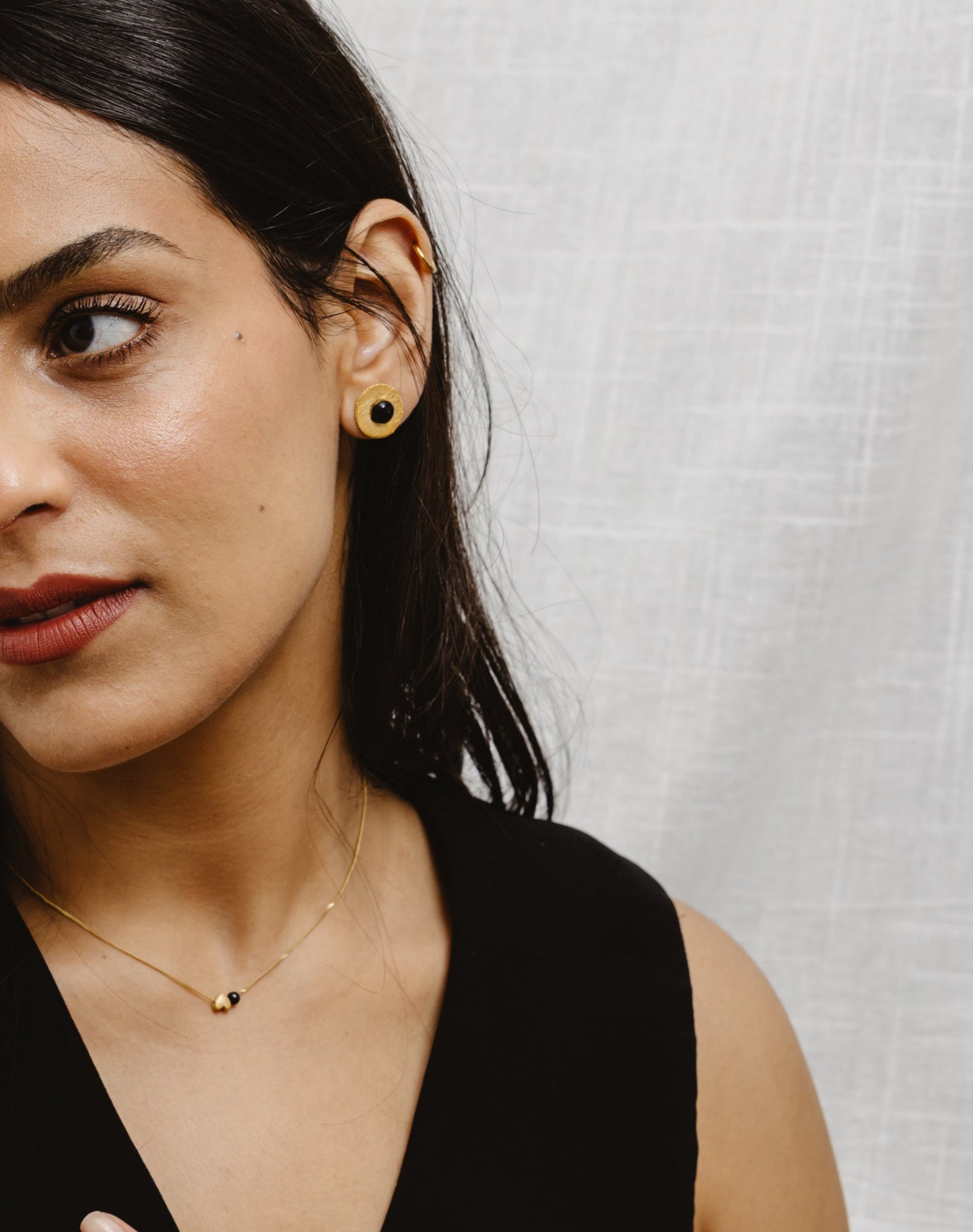 Gold-plated tourmaline studs, round and elegant