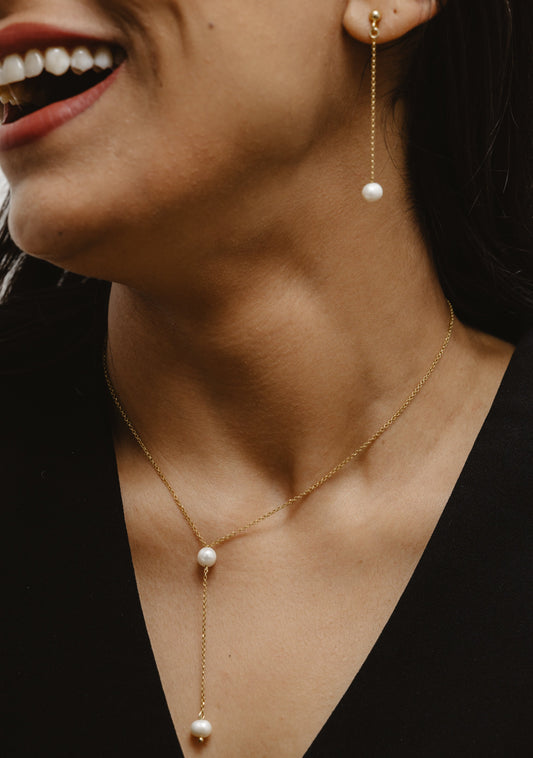 Minimalist earrings with freshwater pearls