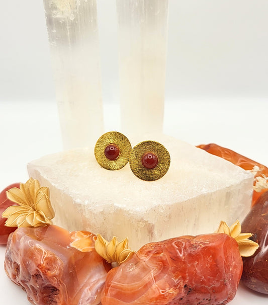 Gold-plated carnelian studs, round and elegant